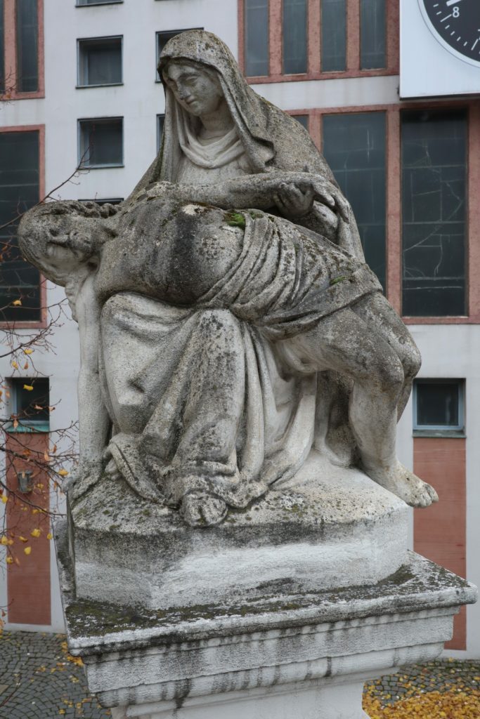 Pieta des Bildstocks vor der Kirche St. Florian in Matzleinsdorf, 3.4.2020