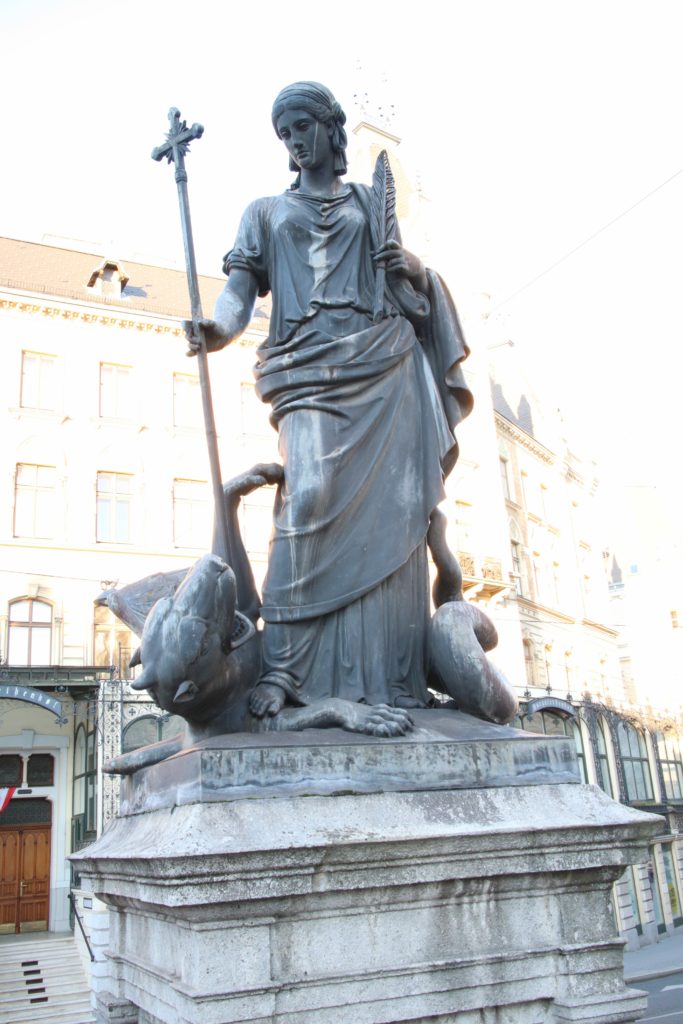 Skulptur der hl. Margarete von Antiochia auf dem Margaretenbrunnen, 1050 Wien, 3.4.2020